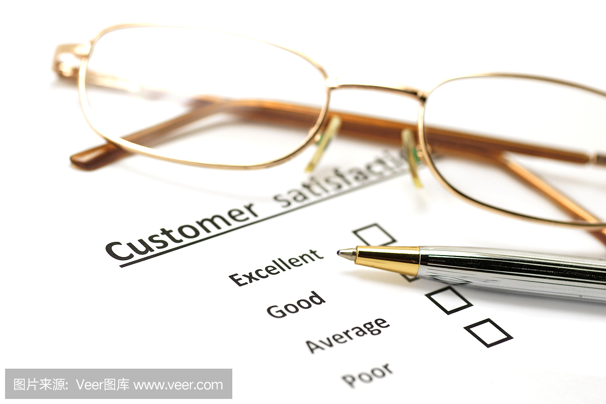 客户满意度调查表与笔和眼镜