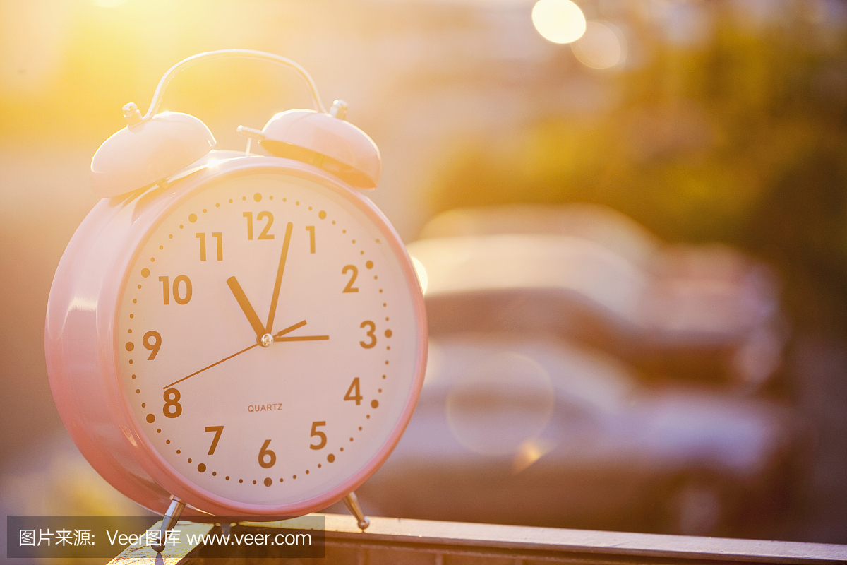 大时钟在夕阳的光。