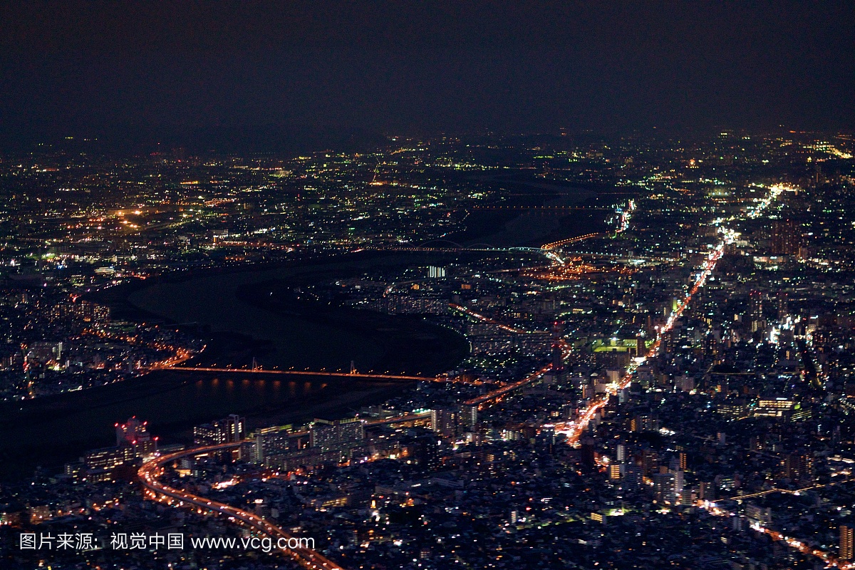 淀川和日本大阪府的大阪市从飞机的夜间时间鸟