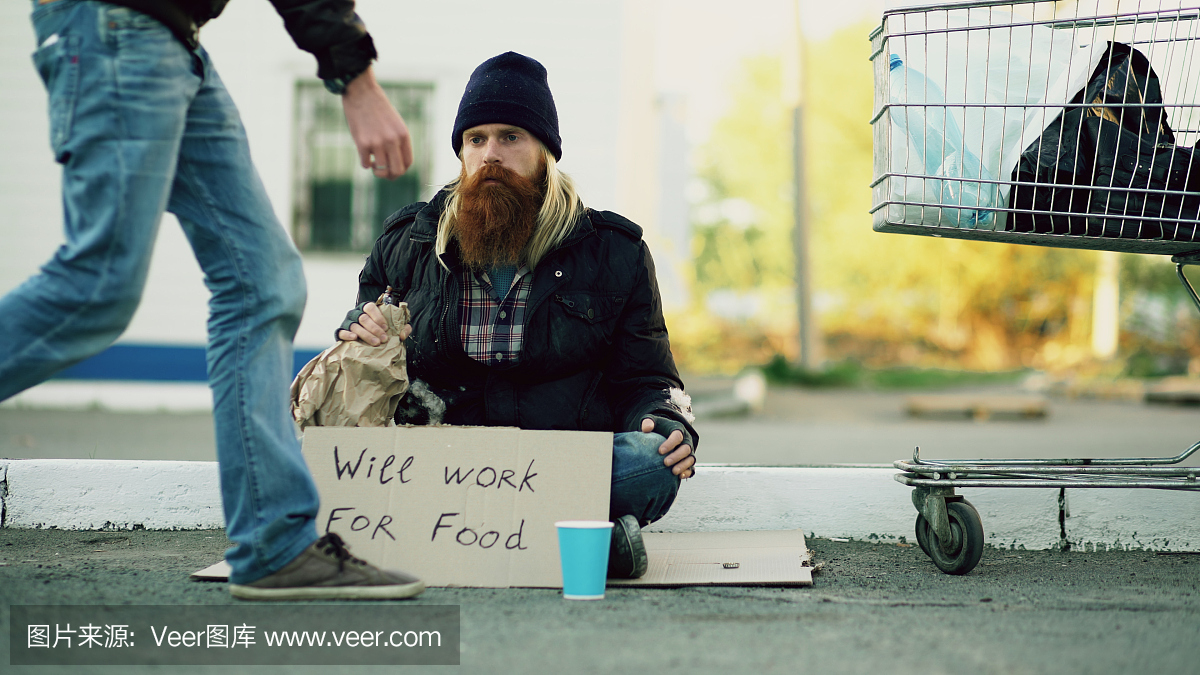 帮助无家可归的人,并给他一些钱,而乞丐喝酒,并