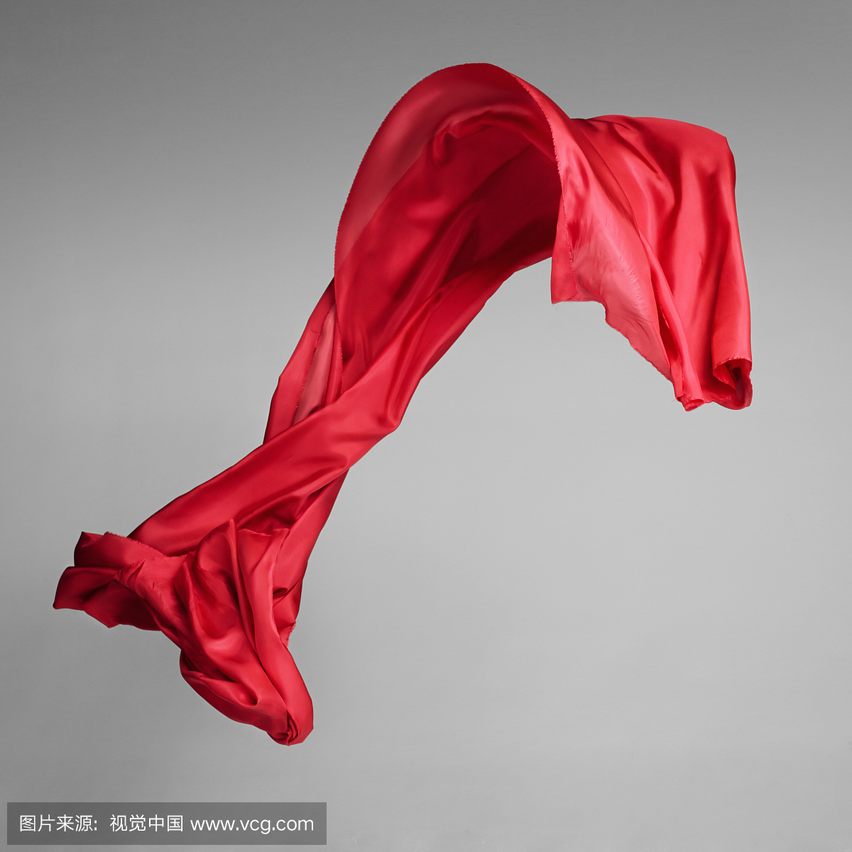 红丝绸围巾吹风