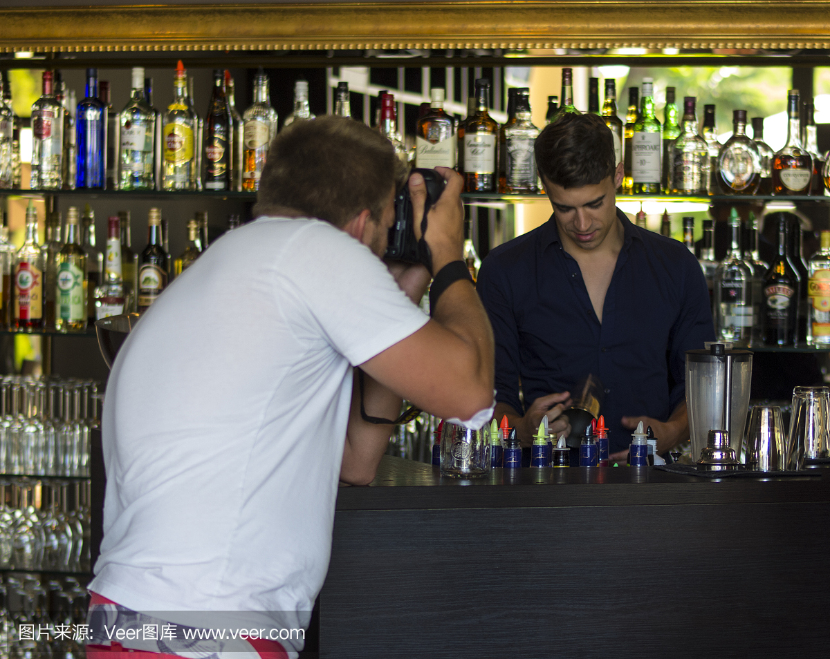 男子在斯波兰的波尔托罗兹酒吧拍照