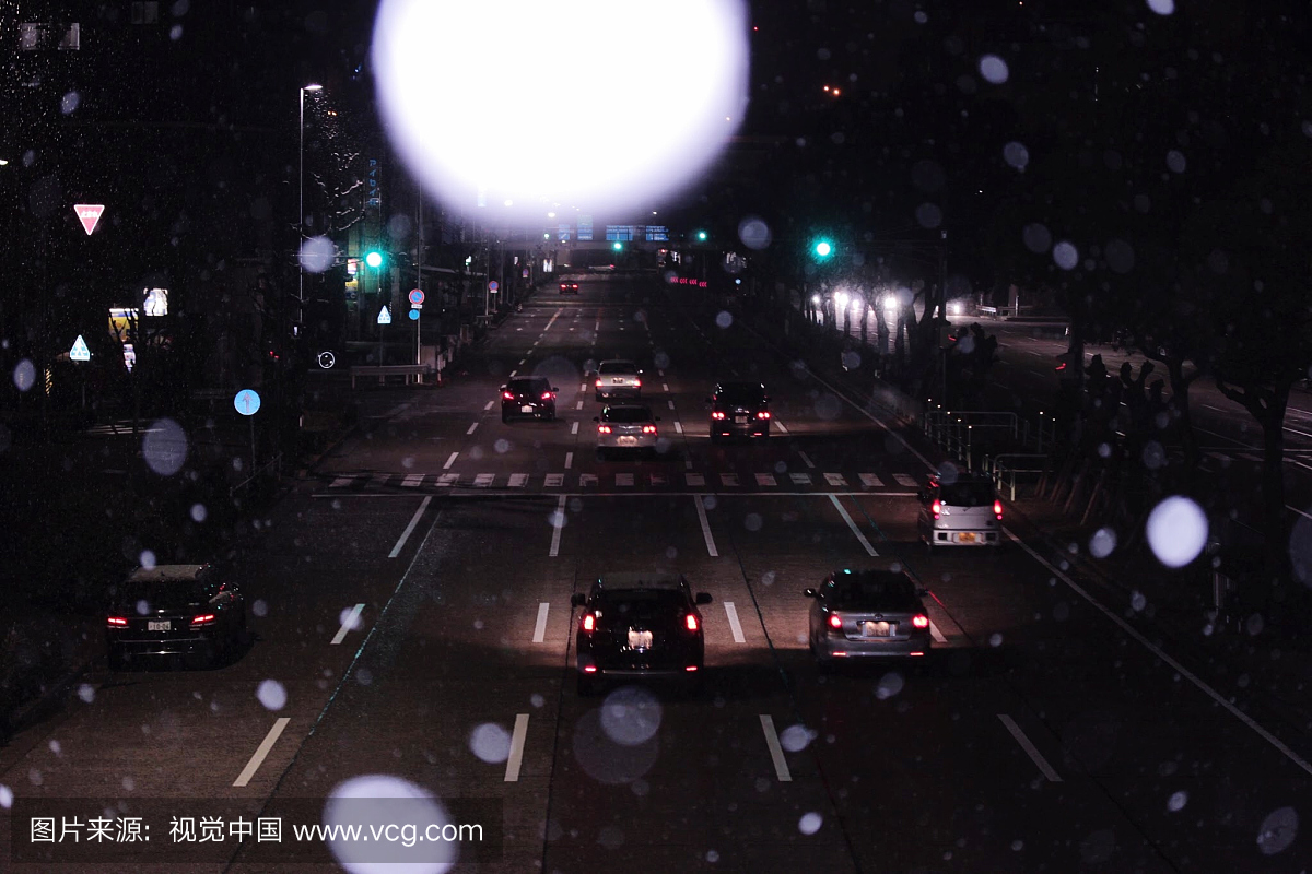 城市街道车辆在降雨期间的夜晚