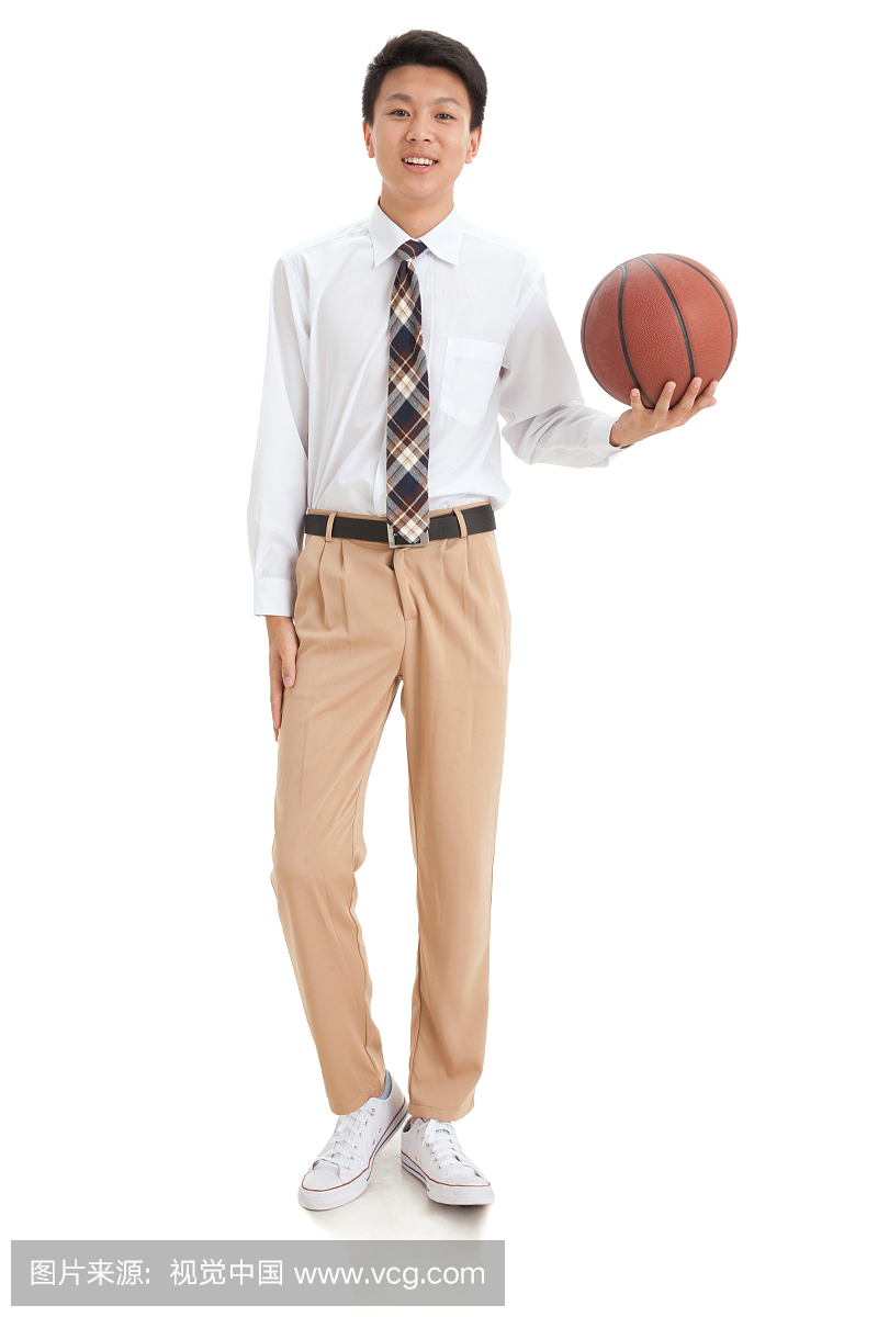 一个中学生托着篮球