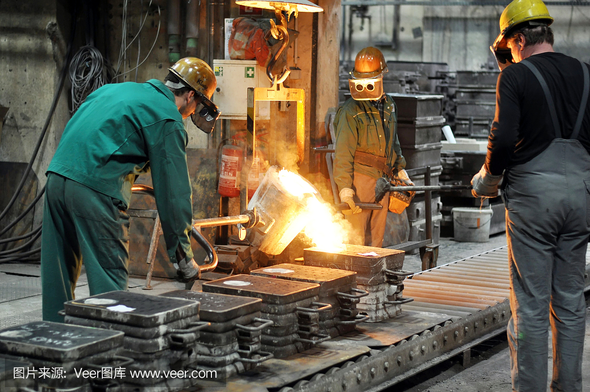 熔炼炉铸造厂的一群工人 - 在一家工业公司生产