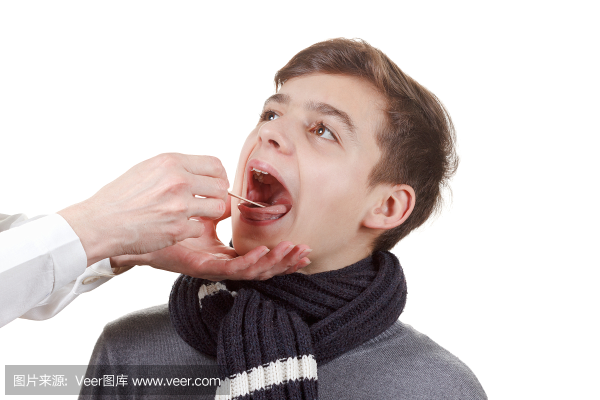 男孩医学检查咽和扁桃体