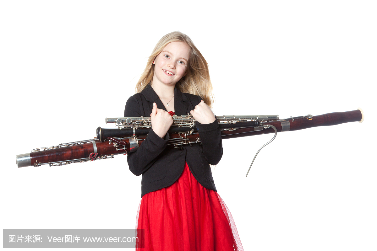 年轻女孩在工作室里抱着木管乐器