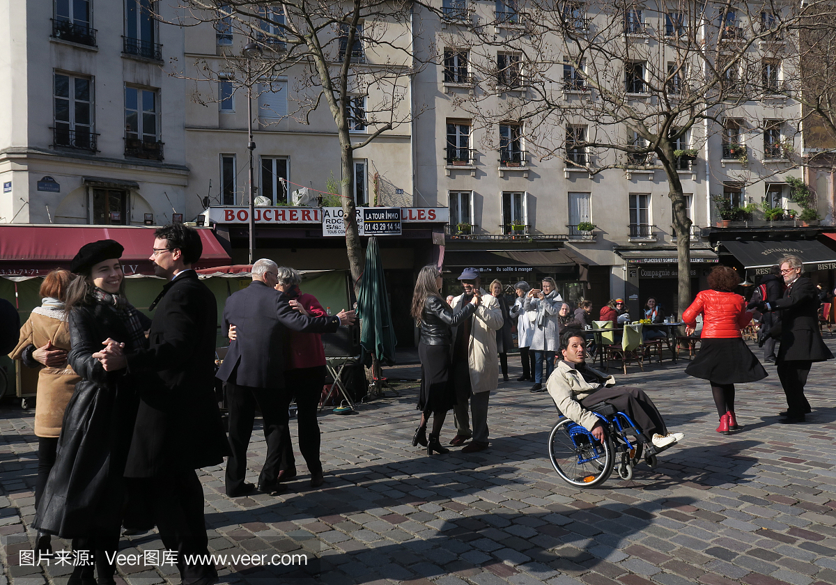 现场音乐家在2018年2月18日法国巴黎拉丁区市