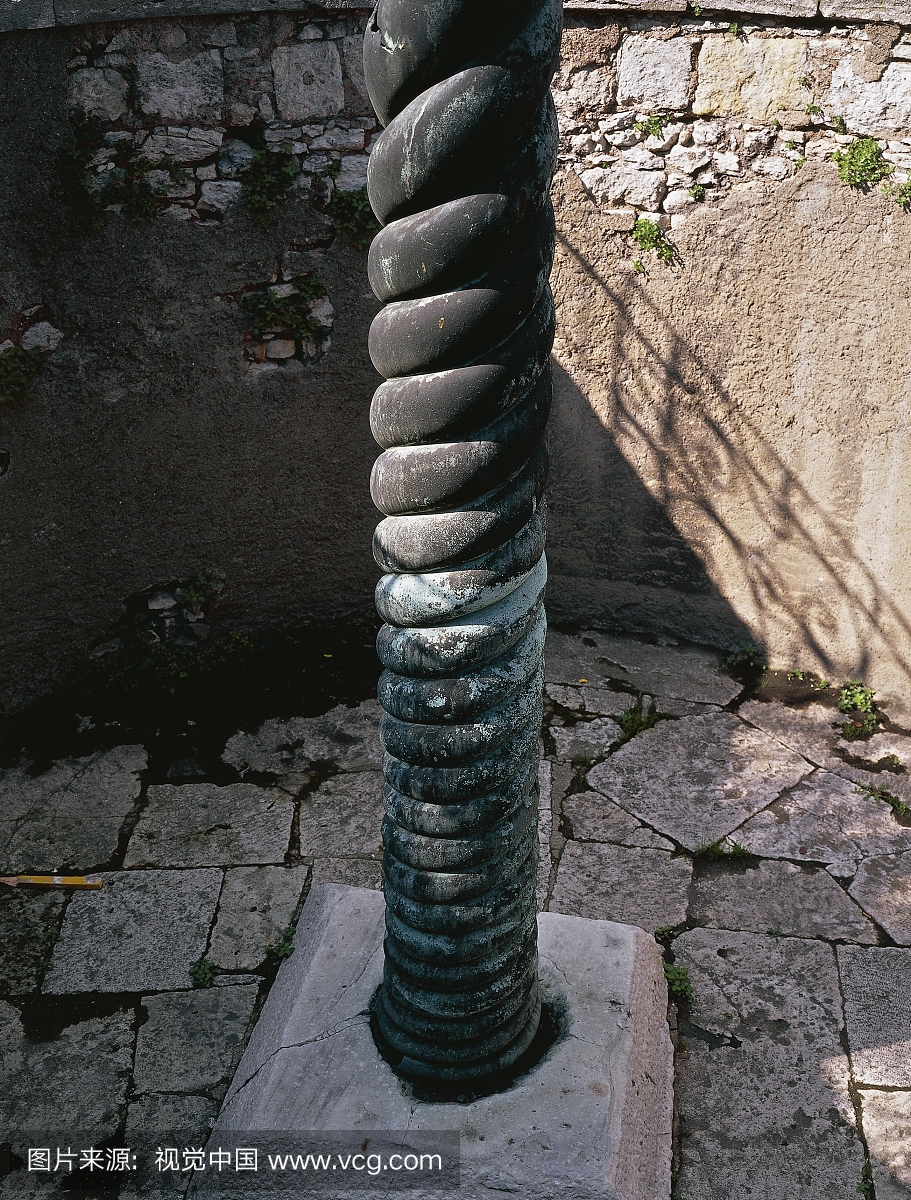 由德意志的阿波罗神庙的蛇纹石柱,由第三十一