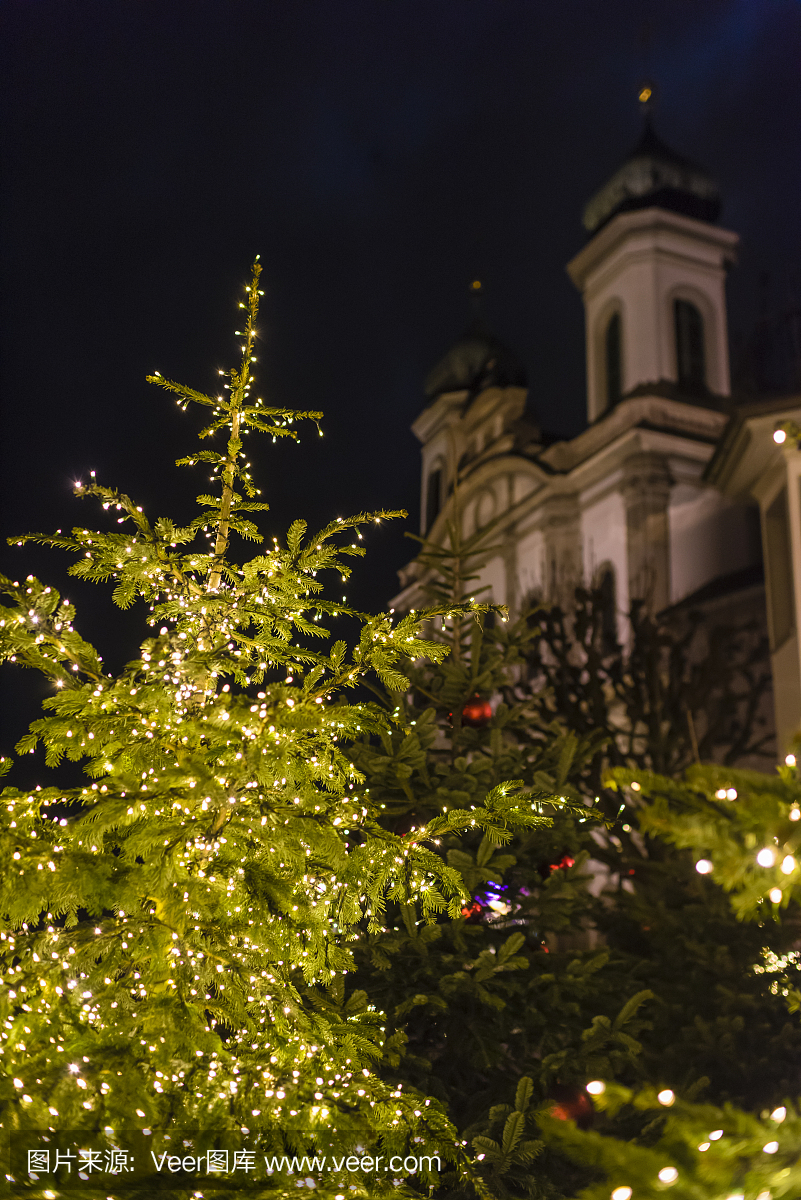 照亮的耶稣会教会在瑞士卢塞恩的圣诞节时间