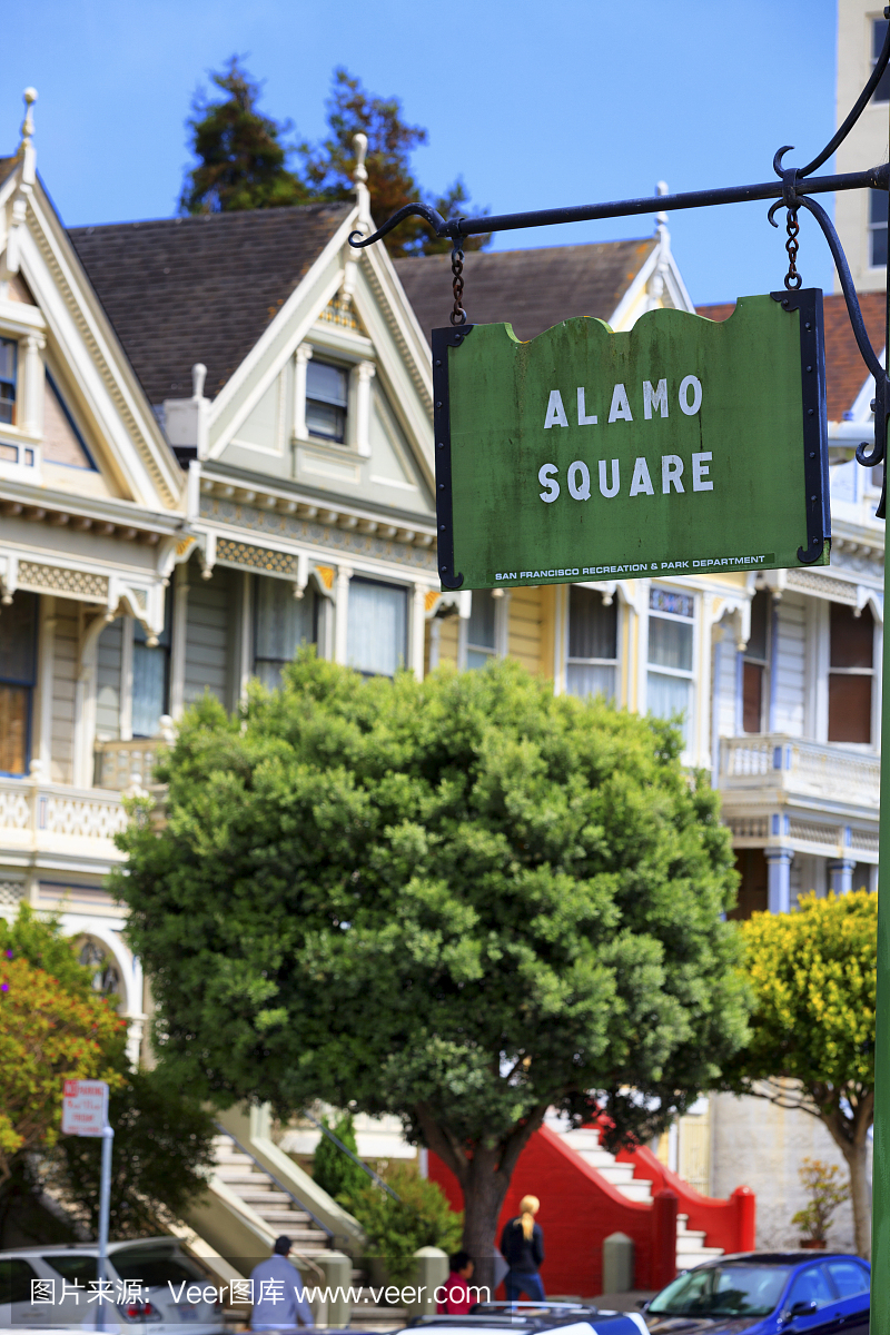 阿拉莫广场街道标志与被绘的女人的房子在背景