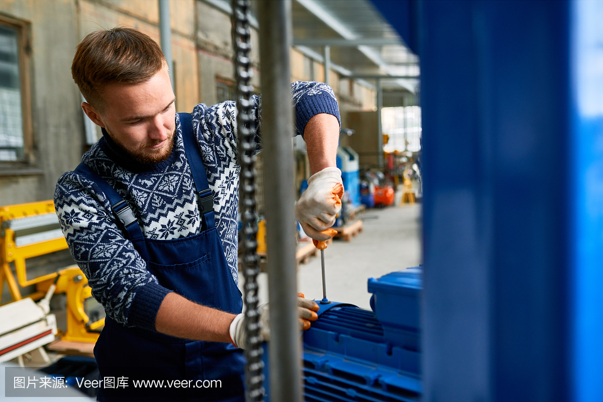 修理工修理机组在工厂