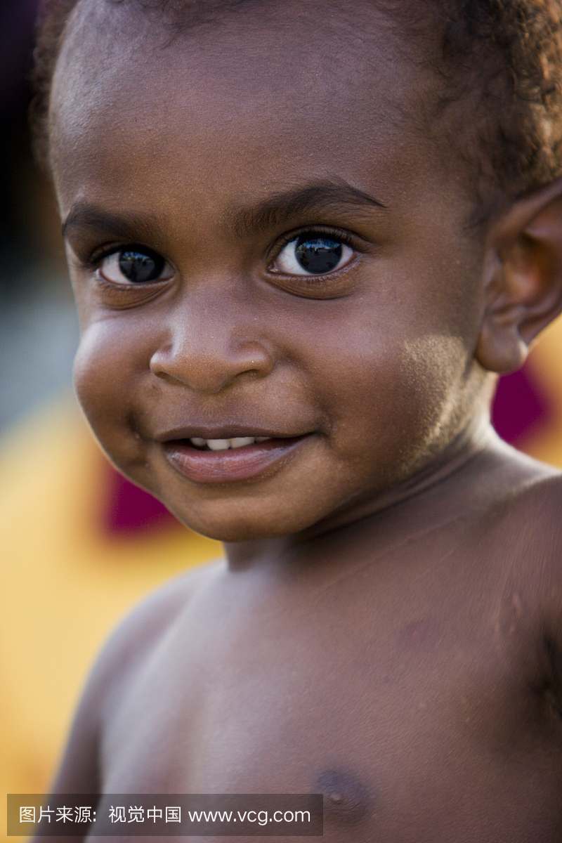 托雷斯海峡岛民小孩微笑。