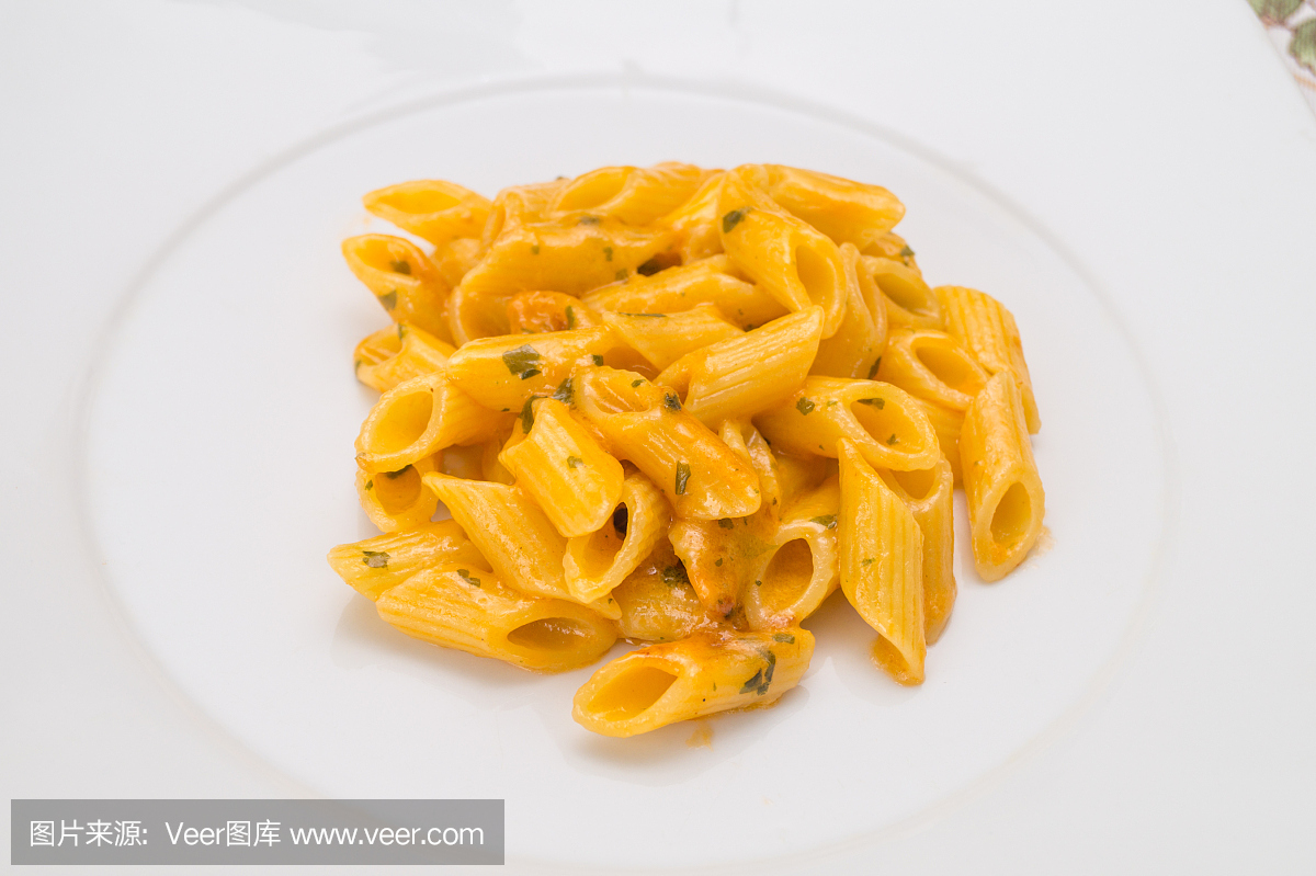 意大利女人做饭和季节意大利面食