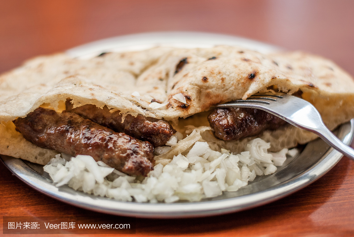 烤肉串作为传统菜肴在萨拉热窝,波斯尼亚和黑