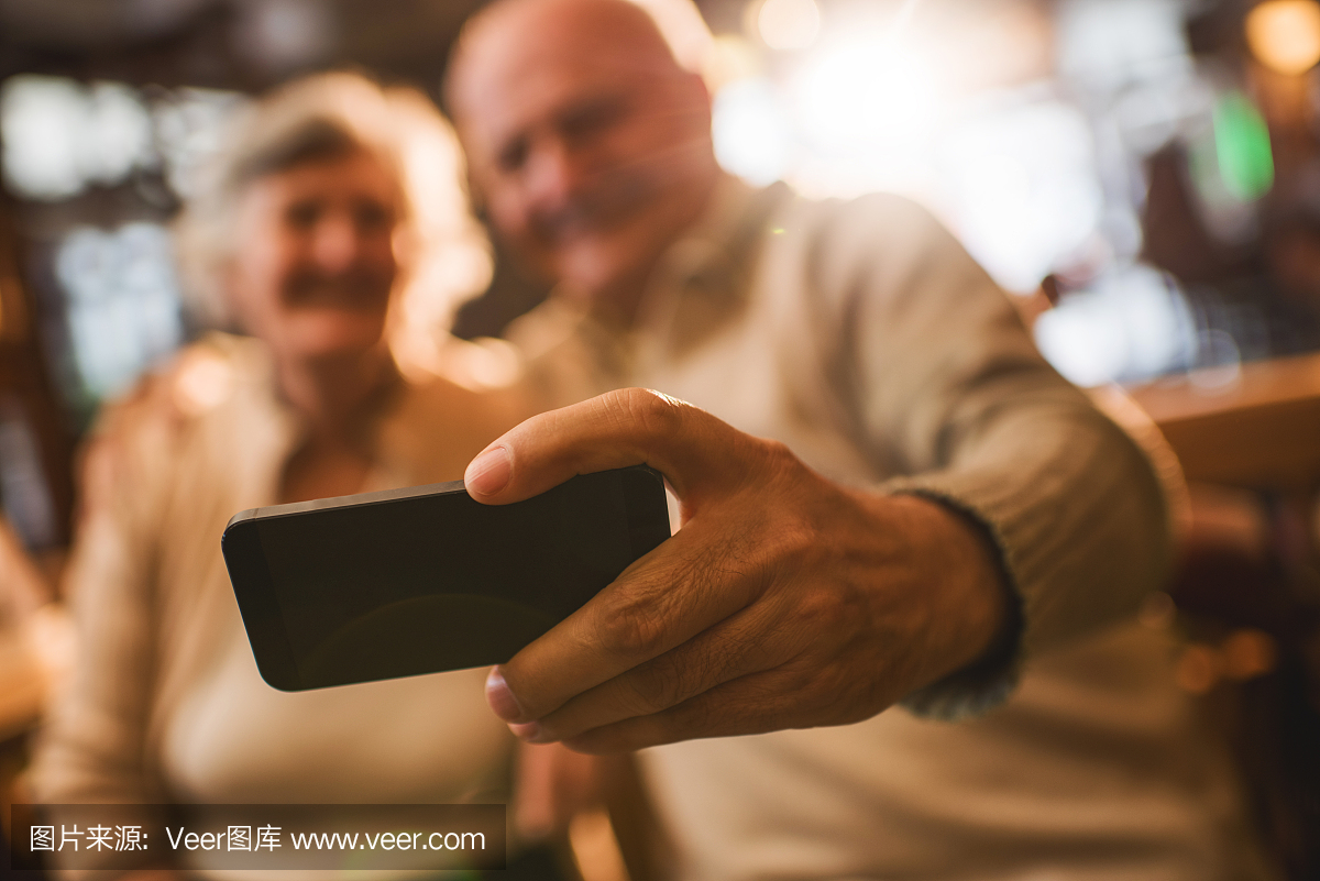 老人用手机拍摄自拍。