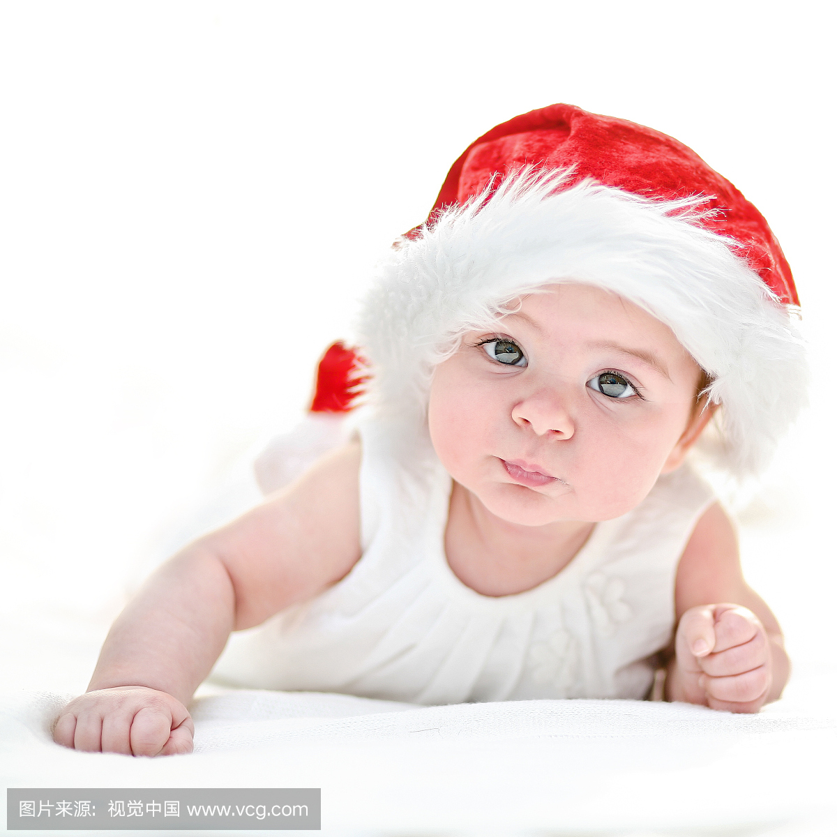 可爱的女婴戴着圣诞老人的帽子