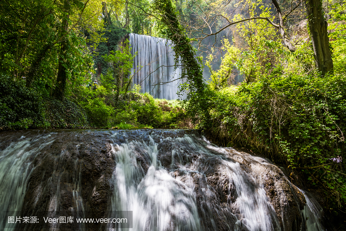 瀑布从石头修道院,萨拉戈萨,西班牙。