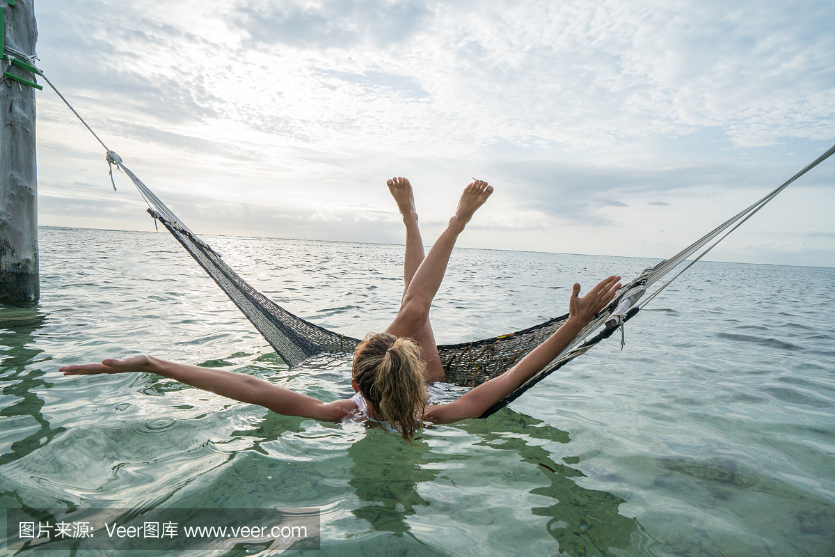 性格开朗的女人放松海吊床热带气候
