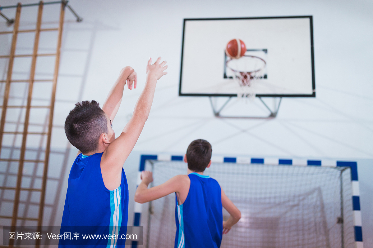 男孩打篮球和举办训练班