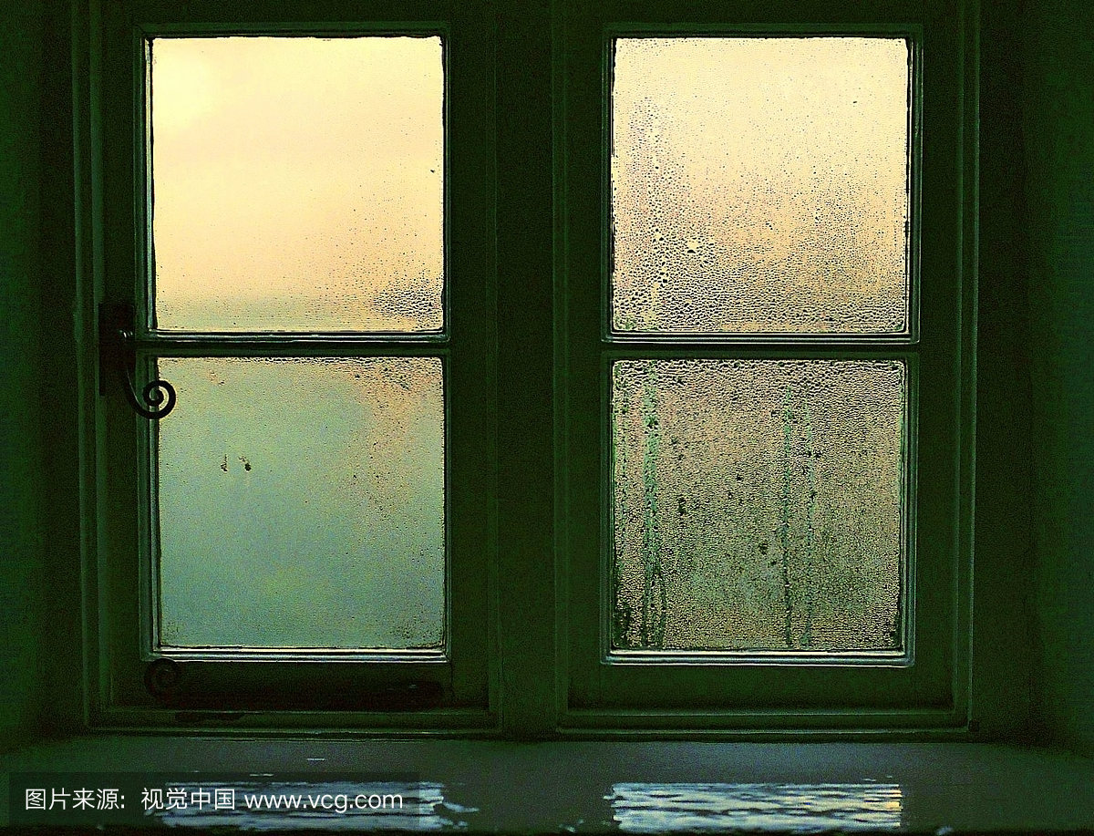 在下雨天查看窗户。