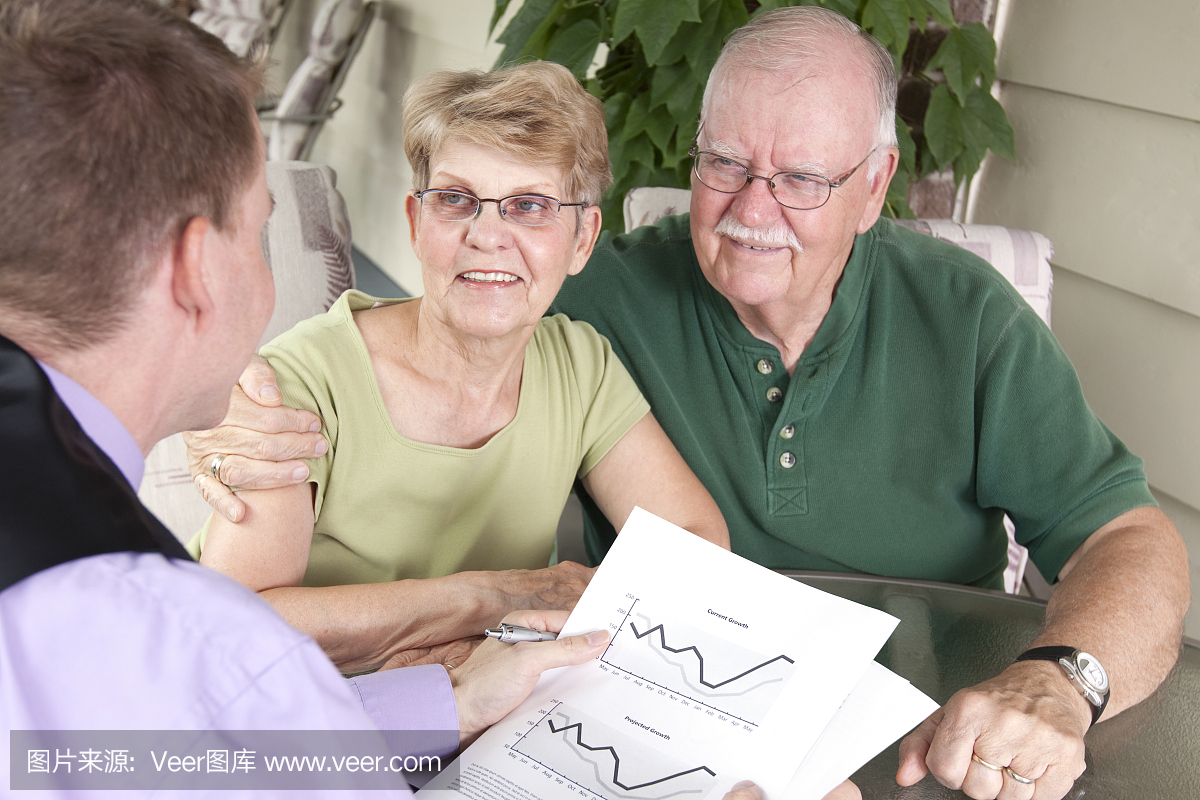 财务顾问户外与资深夫妇