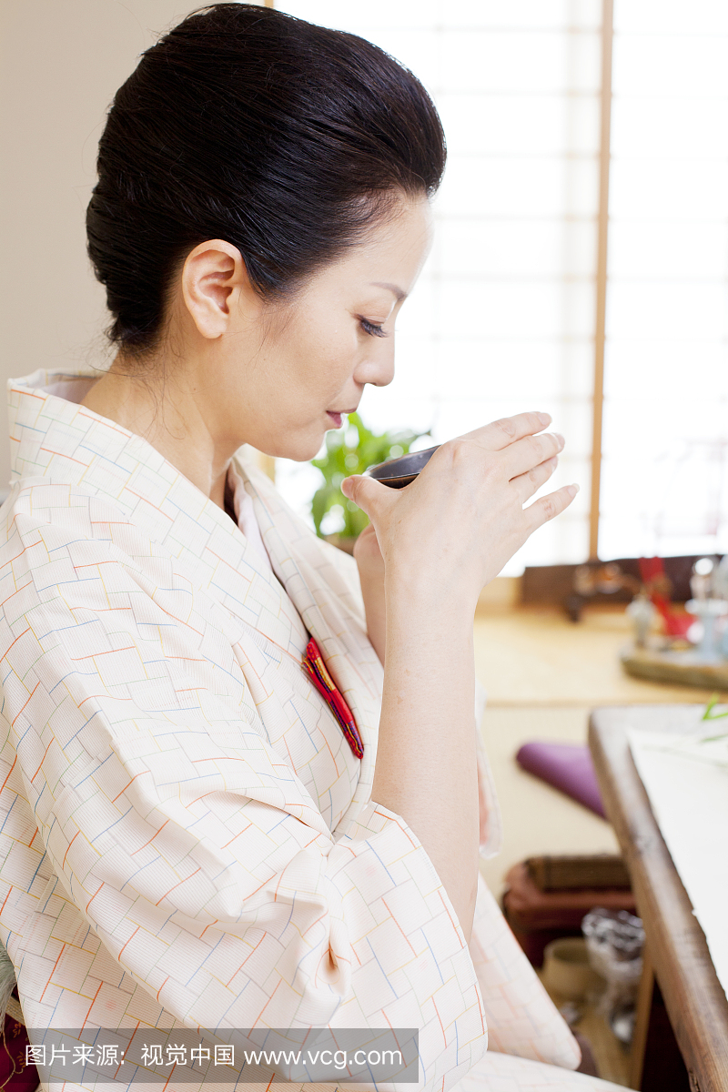 穿和服的女人做茶道