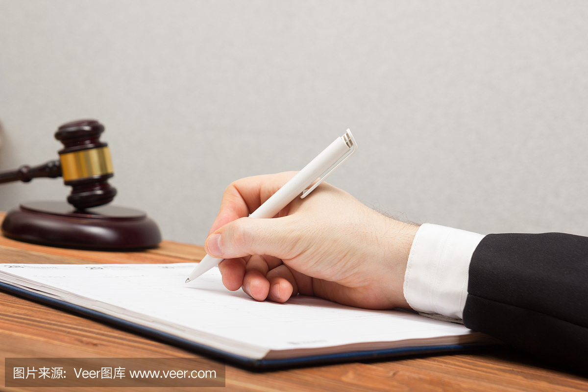 律师工作。公证人在其工作场所签发文件