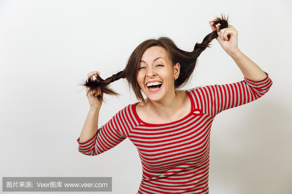 美丽的欧洲年轻快乐的棕发女人与健康清洁皮肤