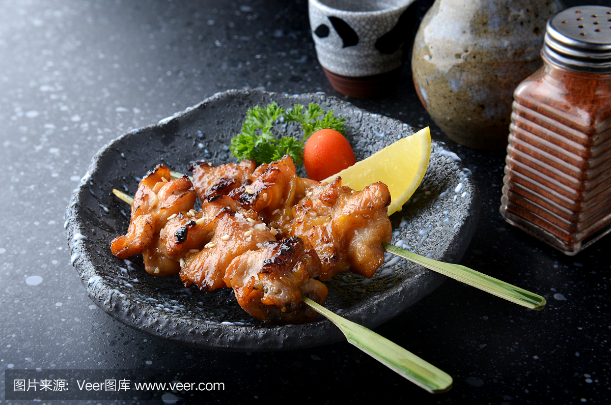 日式鸡肉烧烤或烤鸡肉串。