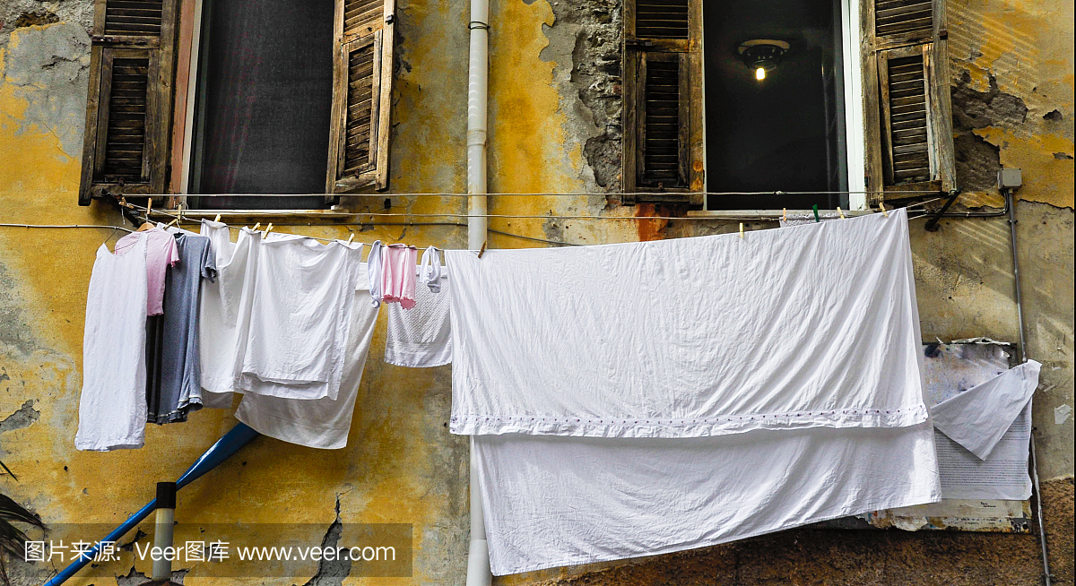 意大利晾衣绳与床单和T恤衫。