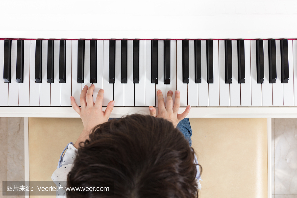 亚洲中国小男孩弹钢琴的鸟瞰图
