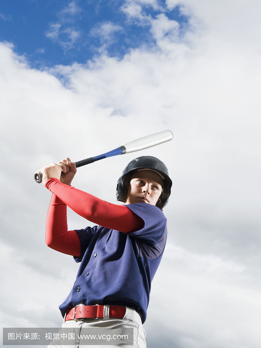 棒球运动员阅读摇摆蝙蝠