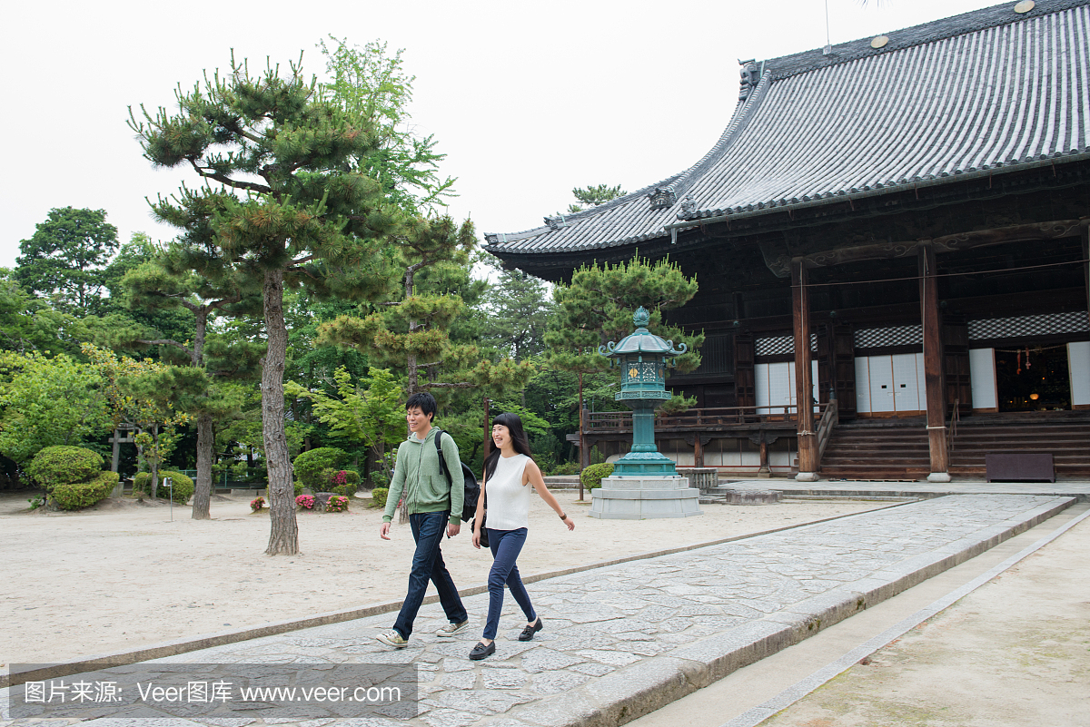 日本夫妇在历史悠久的地方一起旅行