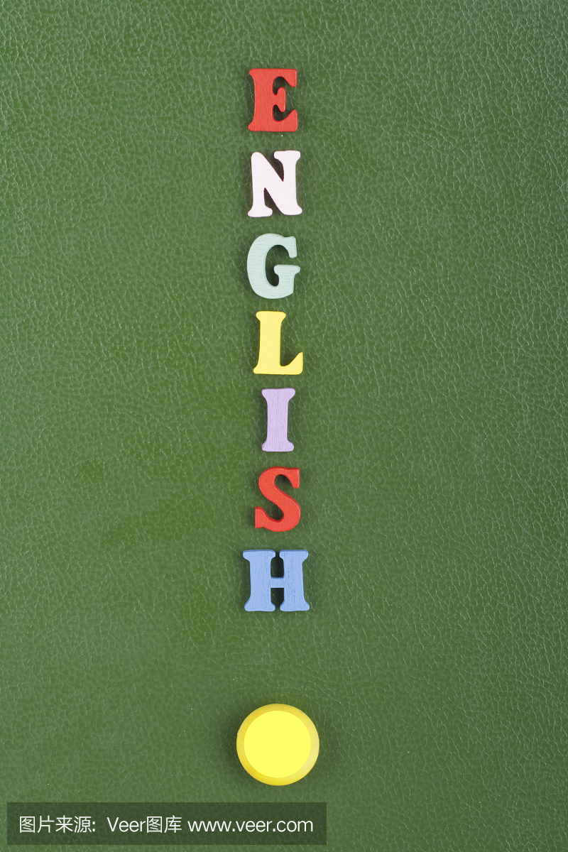英文单词在绿色背景组成由多彩abc字母表块木
