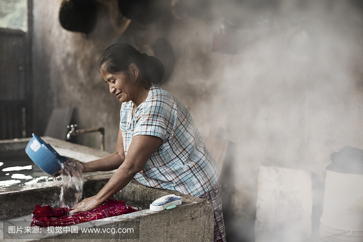 妇女在危地马拉农村洗衣服。