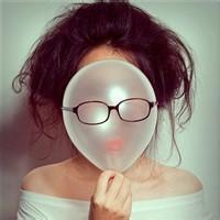 小男孩亲小女孩头像