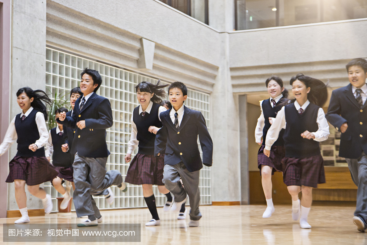 日本学生在学校走廊上跑步