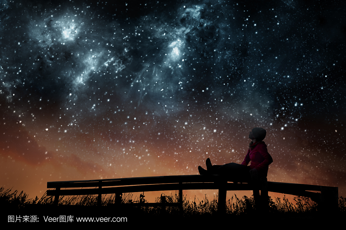 女孩看着夜空中的星星