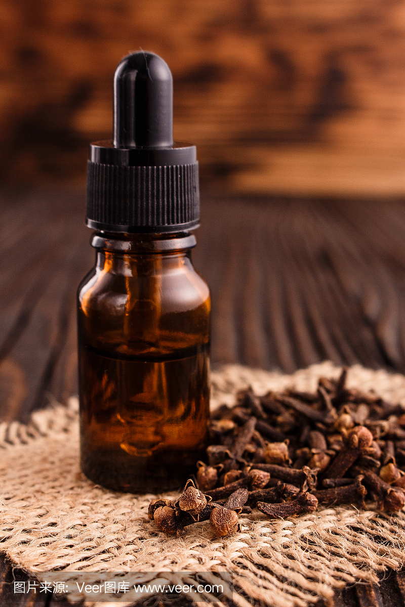 丁香精油在木土气背景的