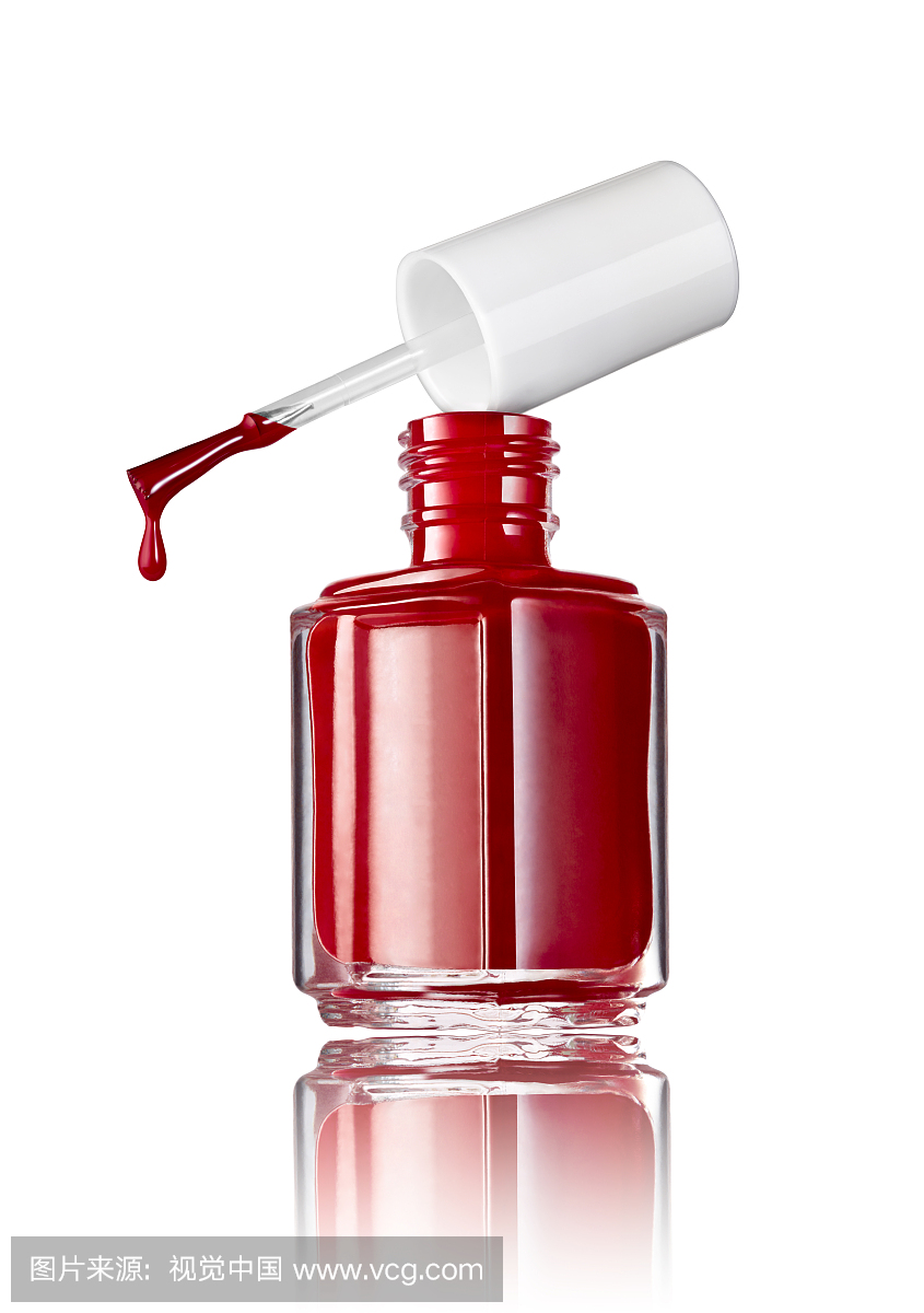 一瓶红色的指甲油在白色背景前面