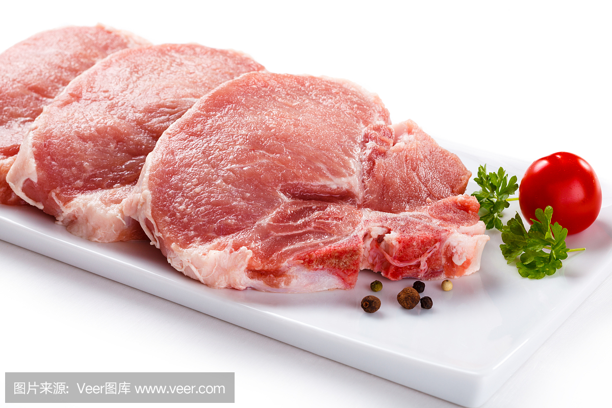 新鲜的生猪肉在白色背景上