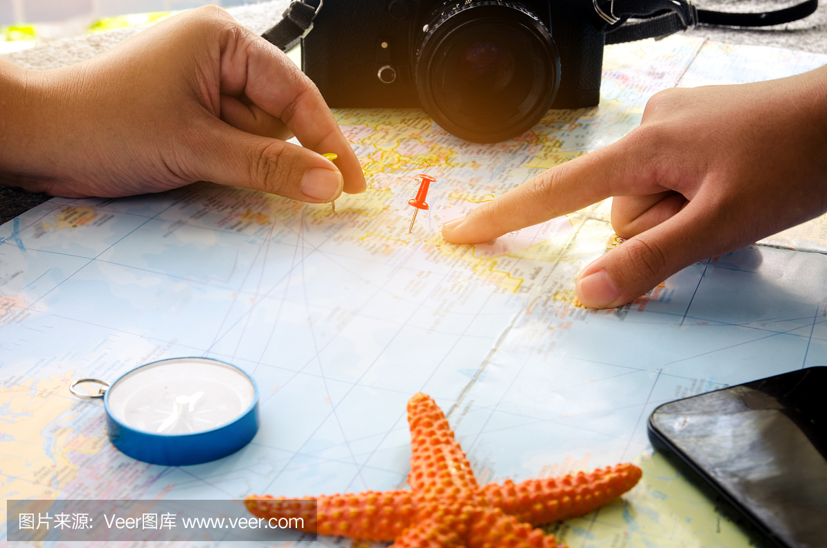 游客正计划在地图上旅行并标记出感兴趣的地方
