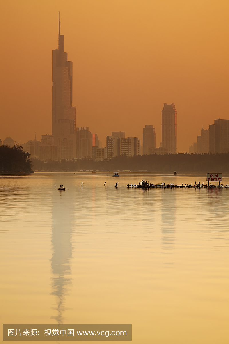 中国江苏省日落时,淄博湖的南京天际线见到了