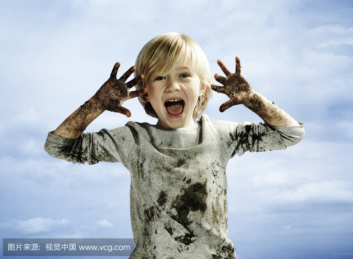 男孩的肖像覆盖在泥里