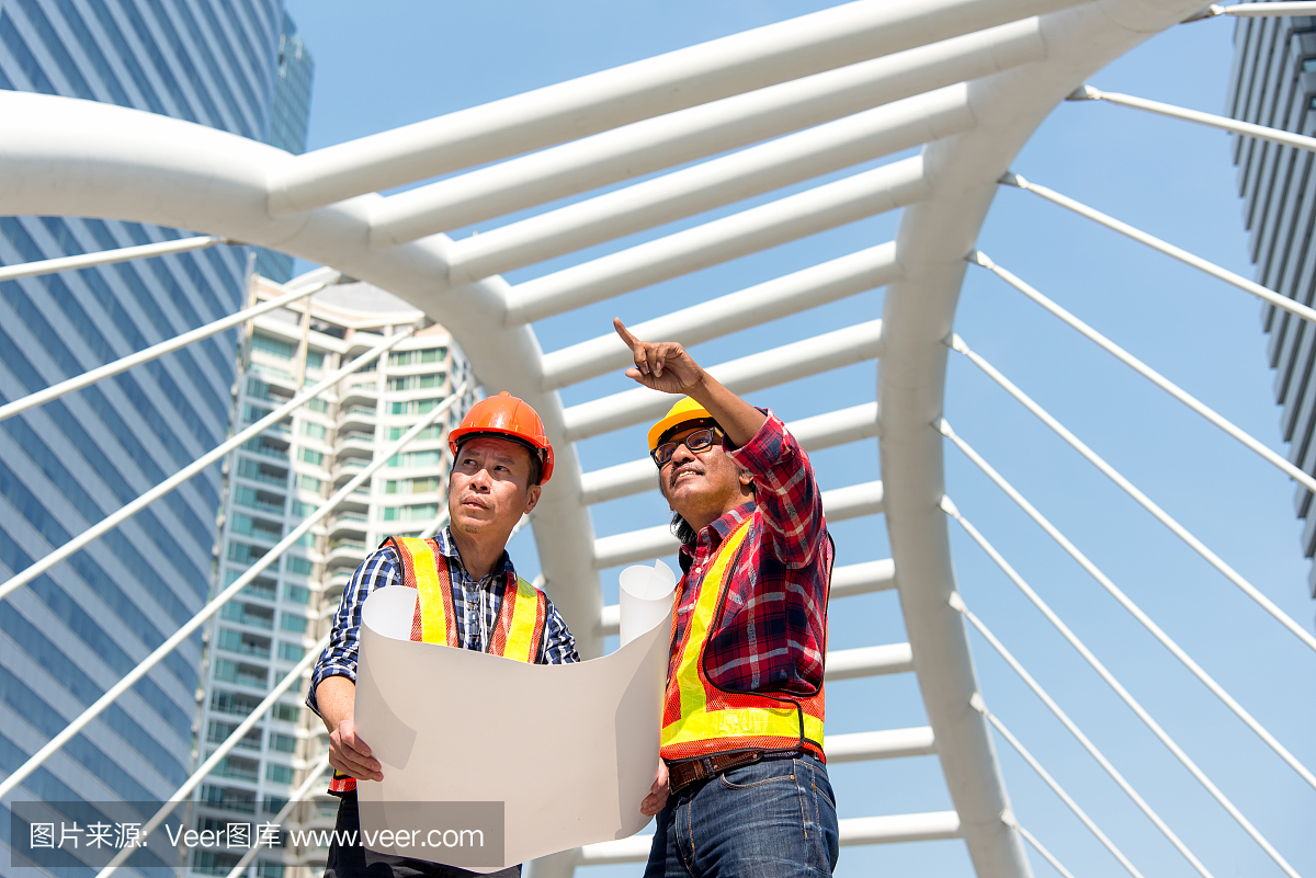 建筑师工程师团队规划在建筑城市网站的蓝图。