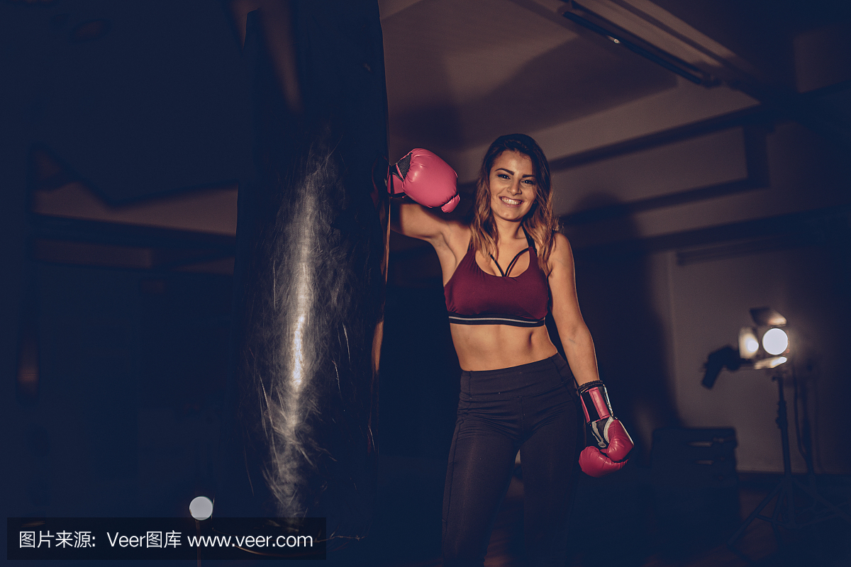一名女拳击手在健身房里的肖像