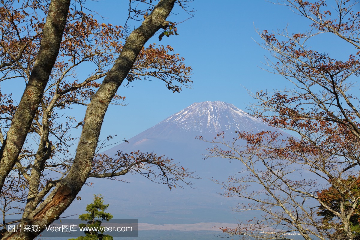 山富士山秋季前首次下雪