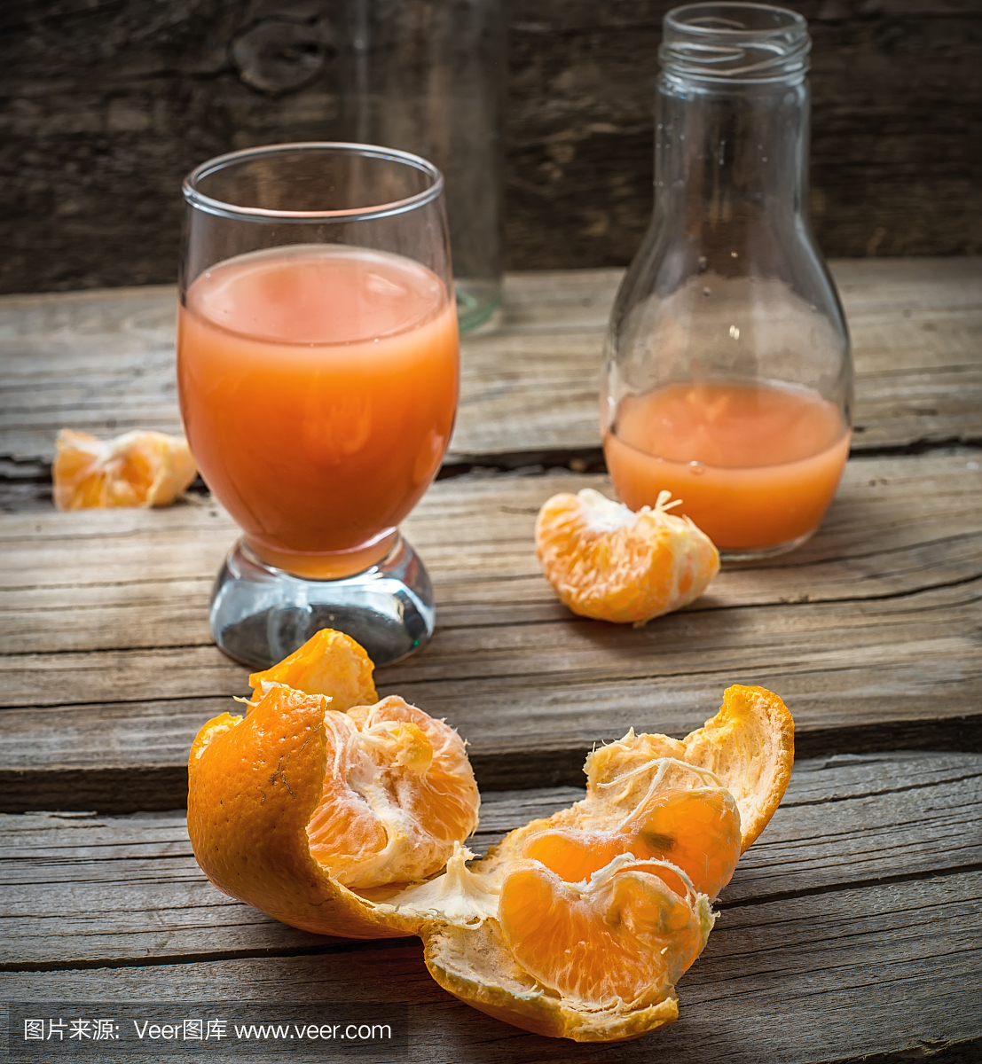 在木制背景上的热带柑橘类水果的新鲜果汁