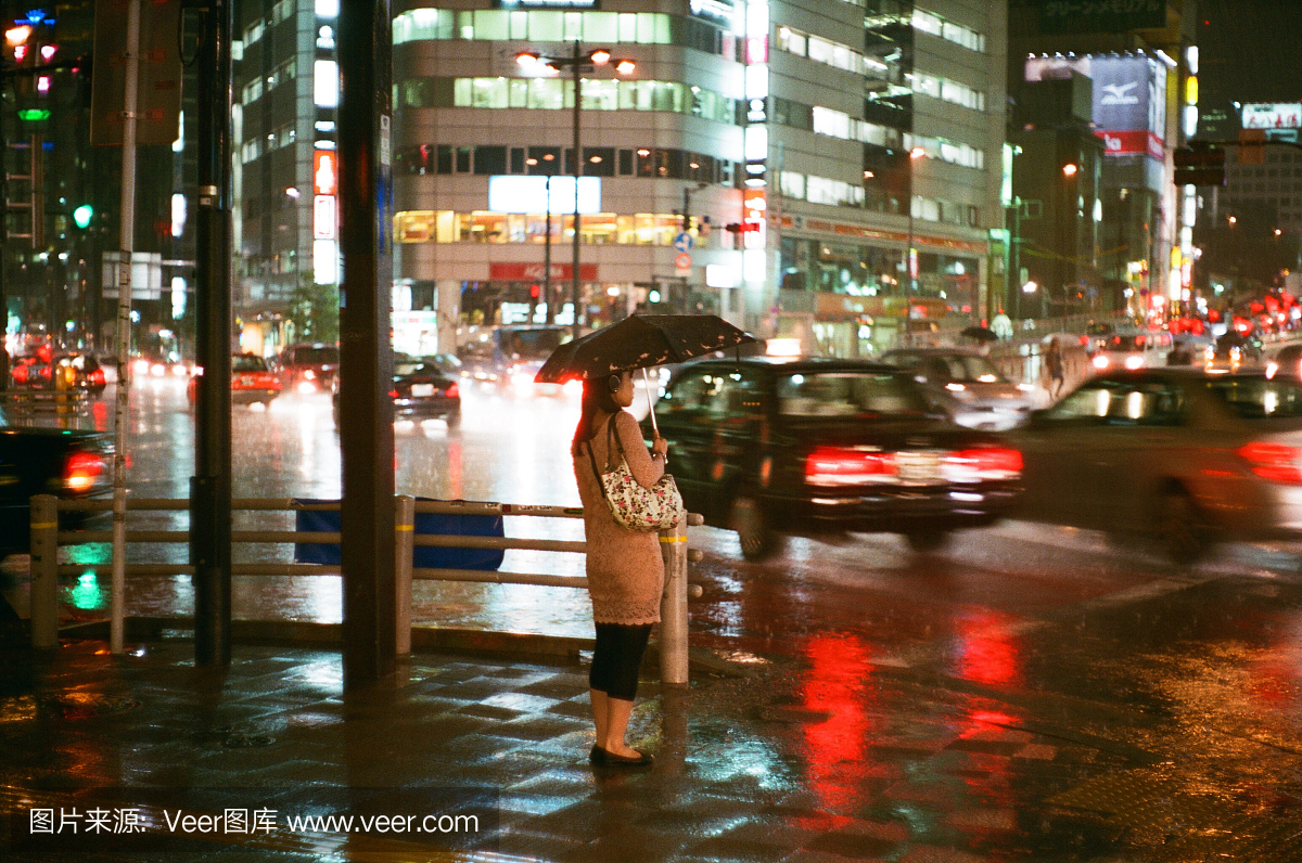 在晚上东京雨中的人们